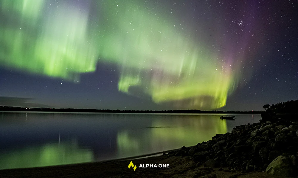 Grüne Nordlichter über einer nordischen Landschaft, fotografiert von Alpha One