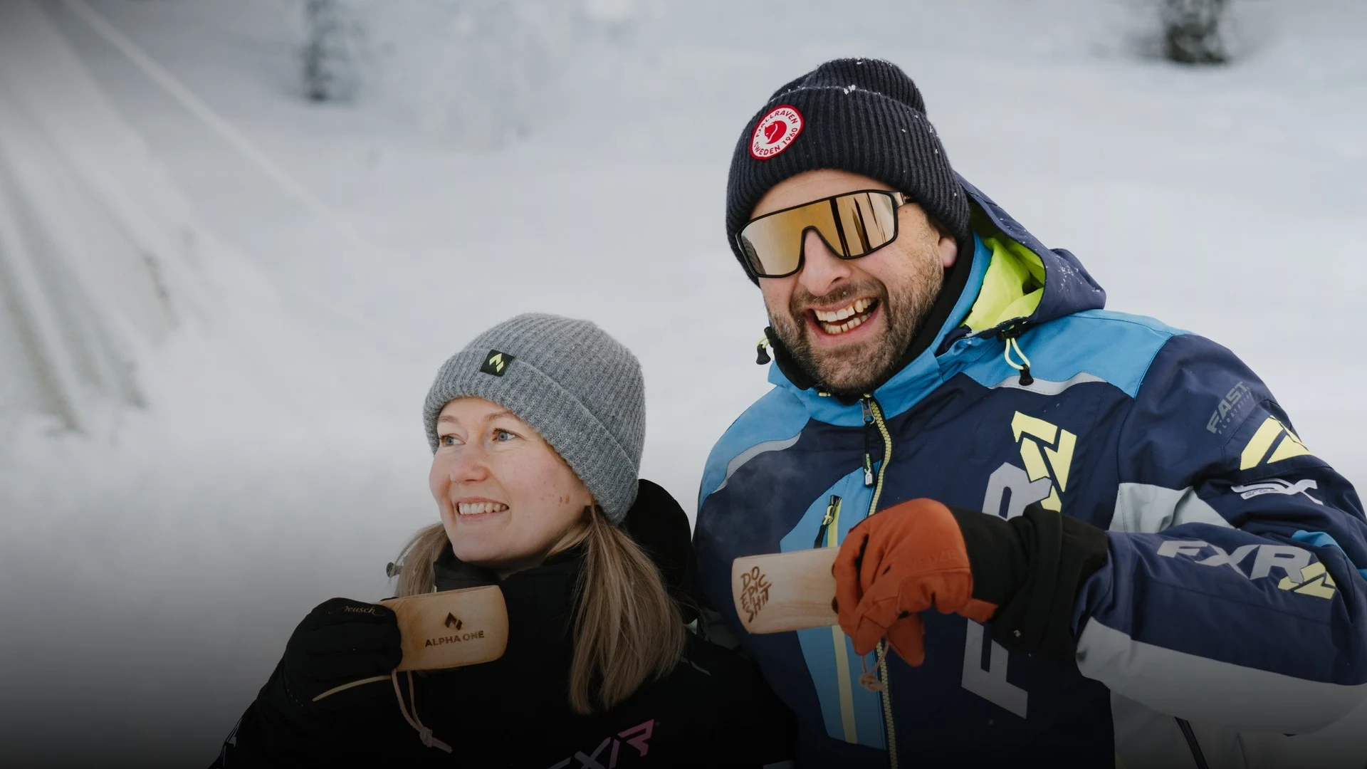 Zwei Mitglieder des Alpha-One-Teams im Schnee