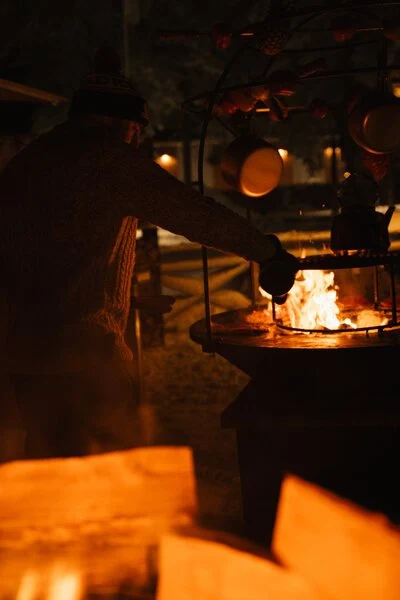 Offenes Feuer in einer nordischen Holzhütte