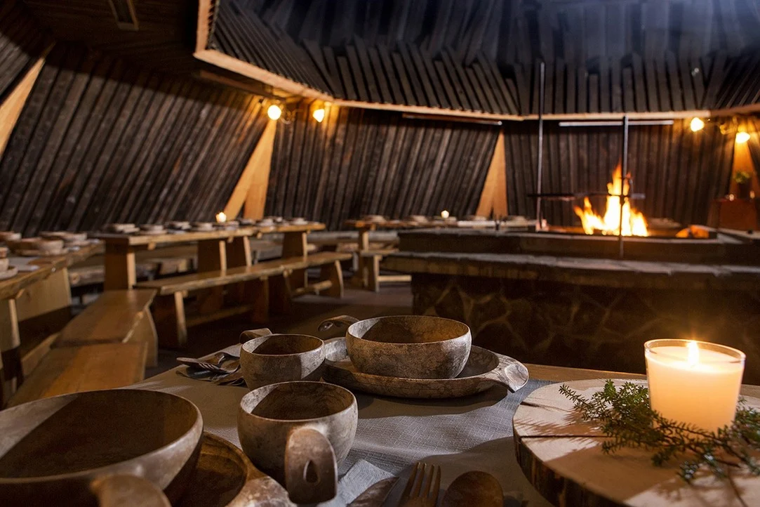 Holzhütte mit offenem Feuer als Beispiel für eine Kota